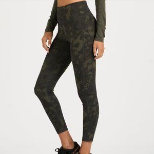 Vuori Stride Legging (Oregano Camo Flower)